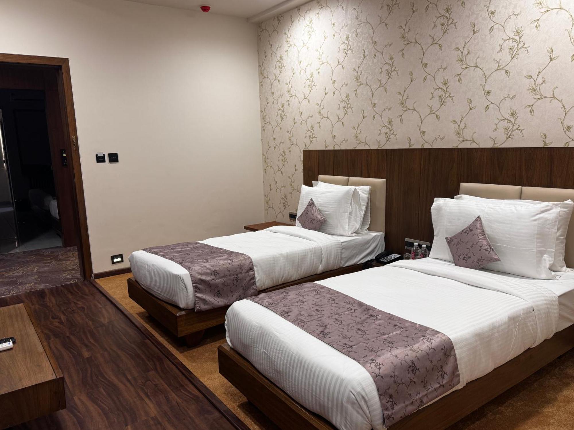 Pam Premium Hotel 바도다라 외부 사진