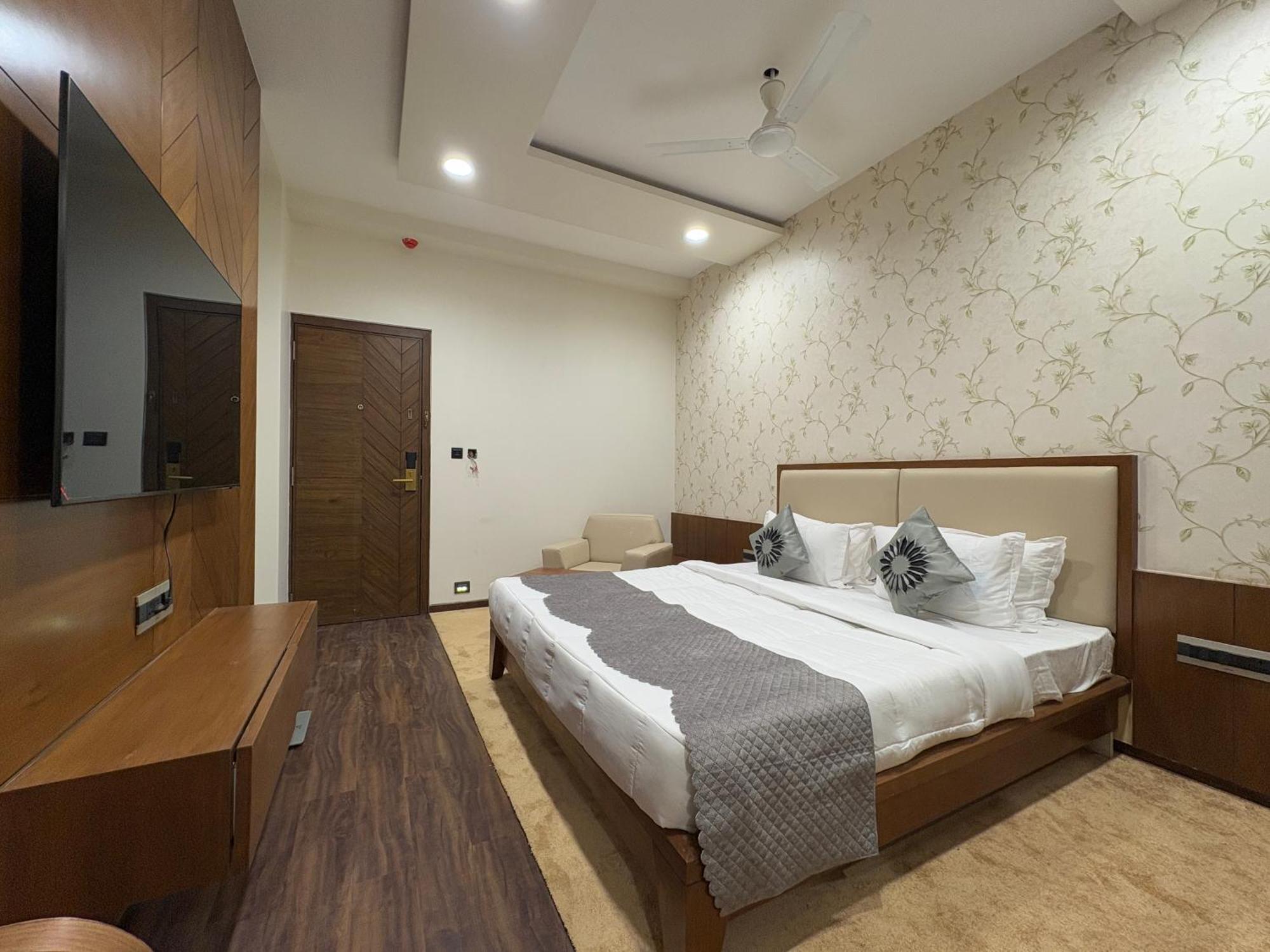 Pam Premium Hotel 바도다라 외부 사진