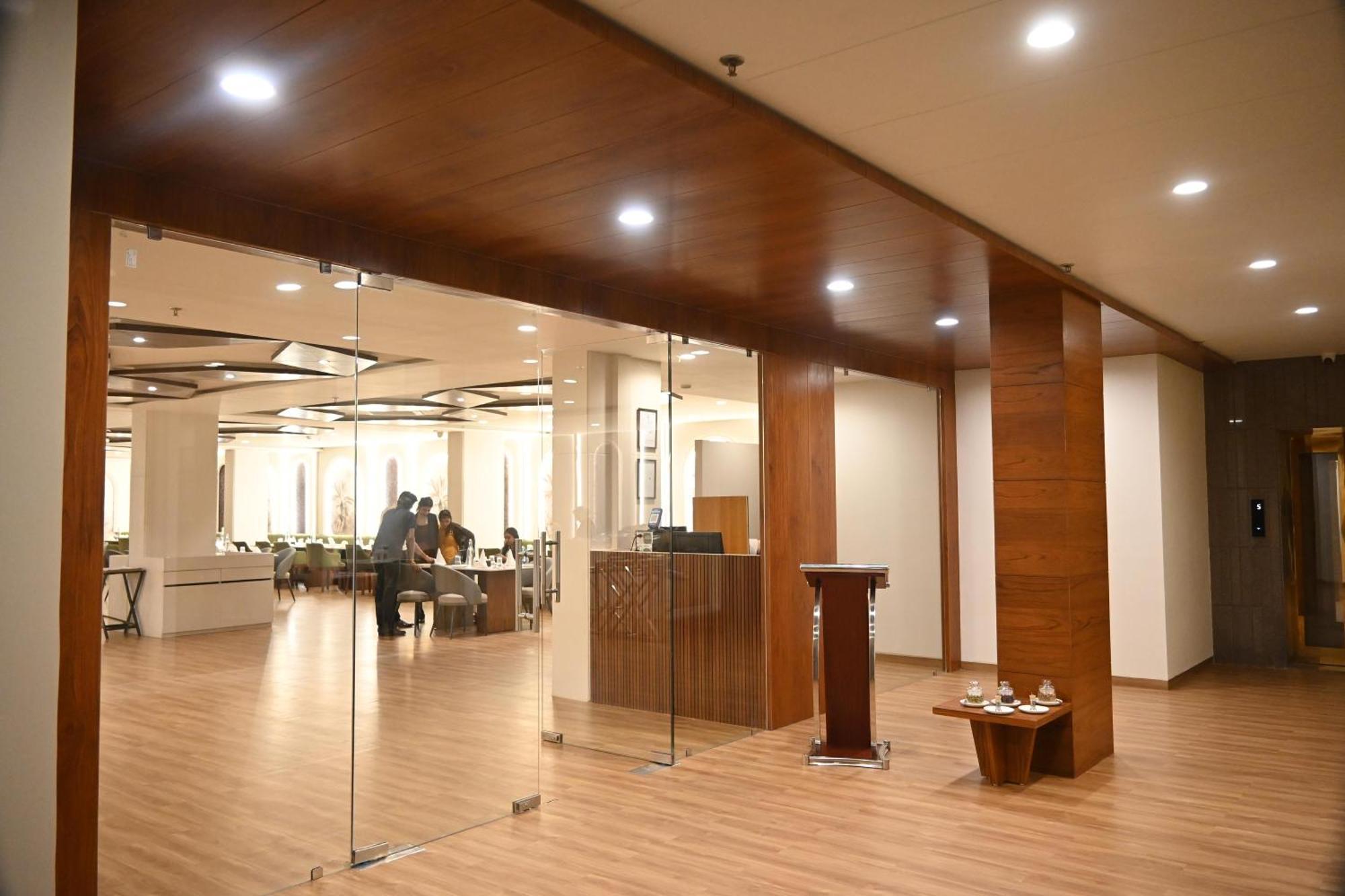 Pam Premium Hotel 바도다라 외부 사진
