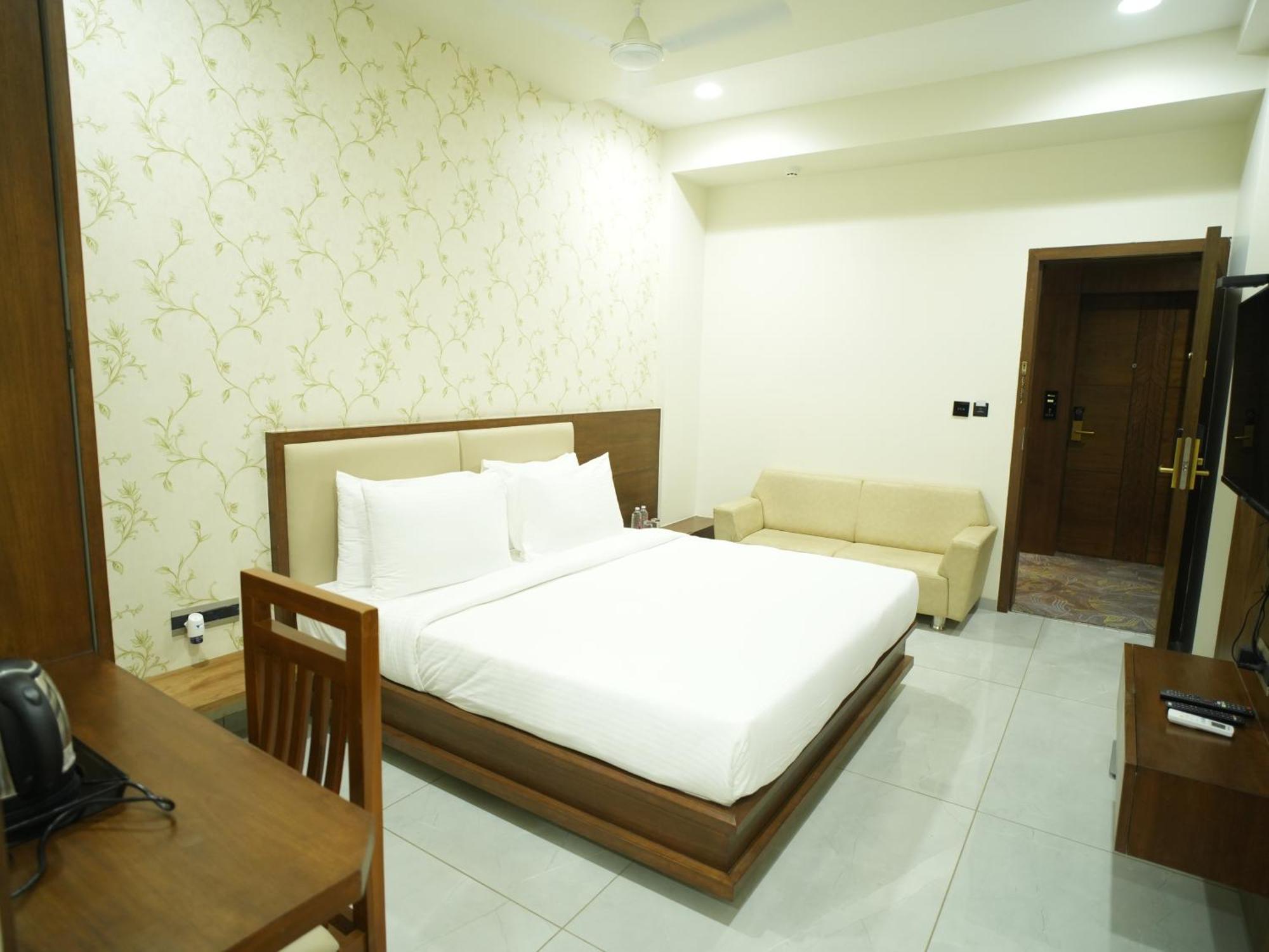 Pam Premium Hotel 바도다라 외부 사진